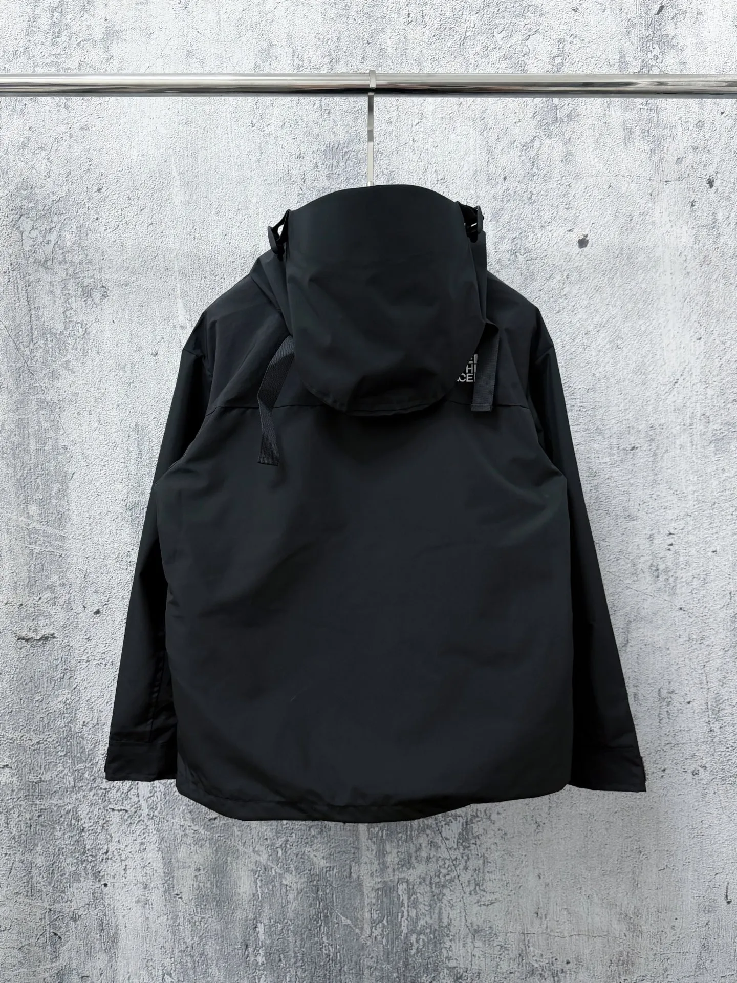 (original) [The North Face] The North Face 1990 Classic outdoor waterproof jacket and mountaineering jacket #Purchasing level In order to restore all the texture of ZP, this year the team spent several months and finally shipped it. All accessories are restored to ZP, and the fabric workmanship is upgraded. ✅Waterproof to the international ISO standard 90 (ISO 4) level to achieve the rolling effect of water droplets on a lotus leaf. ✅Highly permeable laminated fabric Gore-tex imitation water Breathable film, feels better and more comfortable. ✅The embroidery uses the original imported Tajima embroidery machine to restore ZP. Tajima's embroidery is neat and three-dimensional, with full three-dimensionality and the charm of each letter. Each stroke has a strong three-dimensional effect. ✅Original YKK zippers for all clothes, which can withstand 100,000 pulls and wear, and original Velcro. Mold-made custom hardware accessories, clear and three-dimensional fonts ✅The representative work of jackets, MJ in 1990, is TNF’s traditional favorite. Featuring a GT design, this stylish jacket is reimagined for all your urban adventures, offering unparalleled waterproof and windproof protection. ✅GT comes with taffeta and brushed tricot lining for extra warmth. ✅In addition, it can be combined with the 1996 down jacket for super thermal insulation effect‼ ️Size:XS-2XL